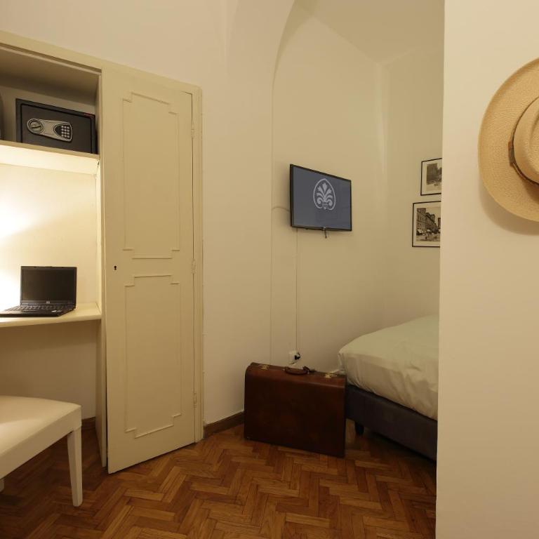 Corsini Tintori - Camera Singola con Bagno Privato Esterno - 7