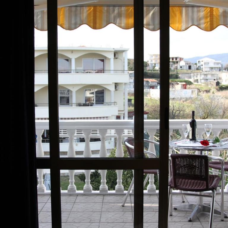 Guest House Pasha - Komfor Četvorokrevetna Soba sa Balkonom i Pogledom na Vrt - 2