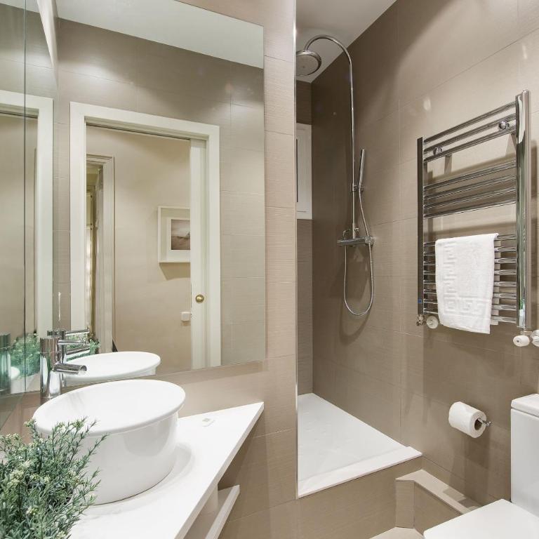Habitat Apartments Art - Superior Three-Bedroom Apartment - 5