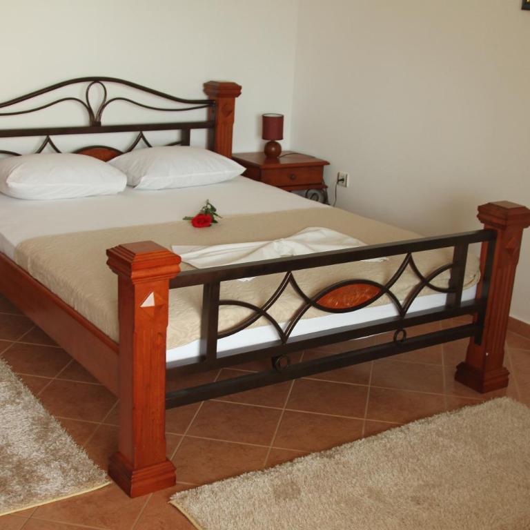 Guest House Pasha - Superior Dvokrevetna soba s Bračnim Krevetom, Balkonom i Pogledom na Vrt - 7
