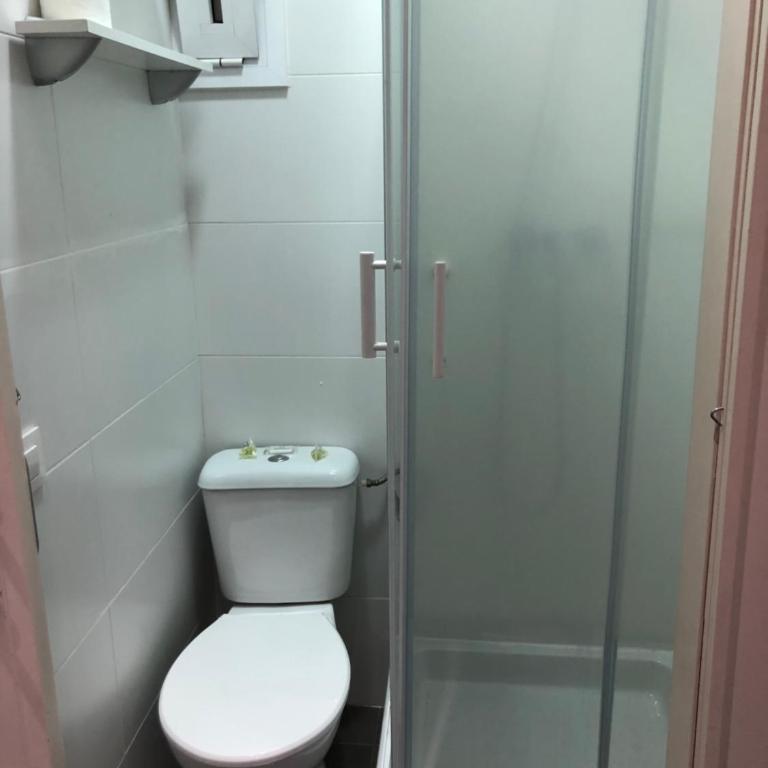Hostalin Barcelona Diputacion - Habitación Individual con baño privado externo - 10