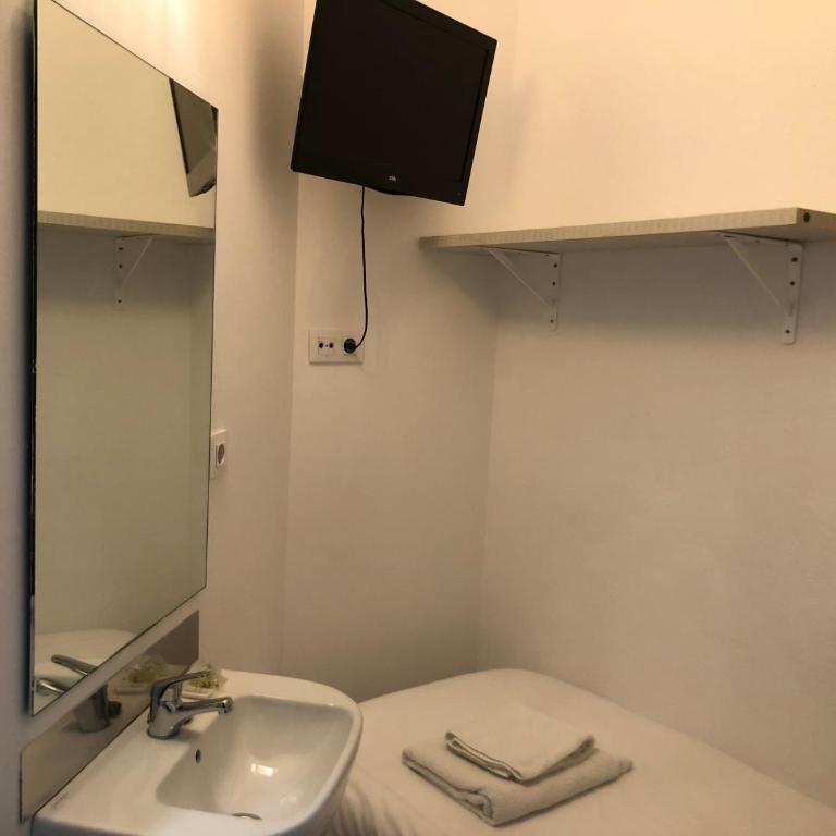Hostalin Barcelona Diputacion - Habitación Individual con baño privado externo - 6