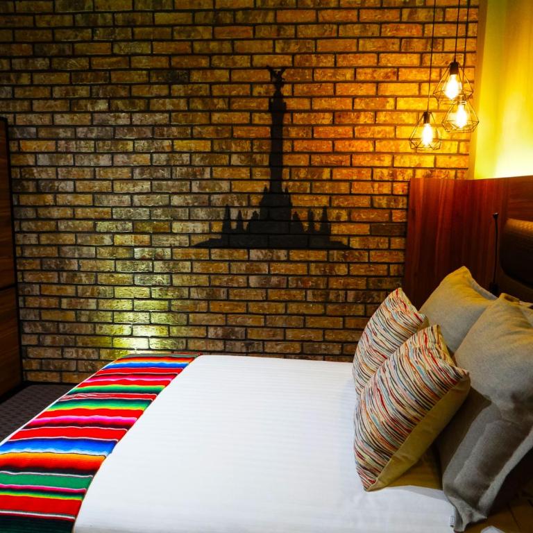 Cadillac Hotel Boutique - Habitación con cama grande - 2