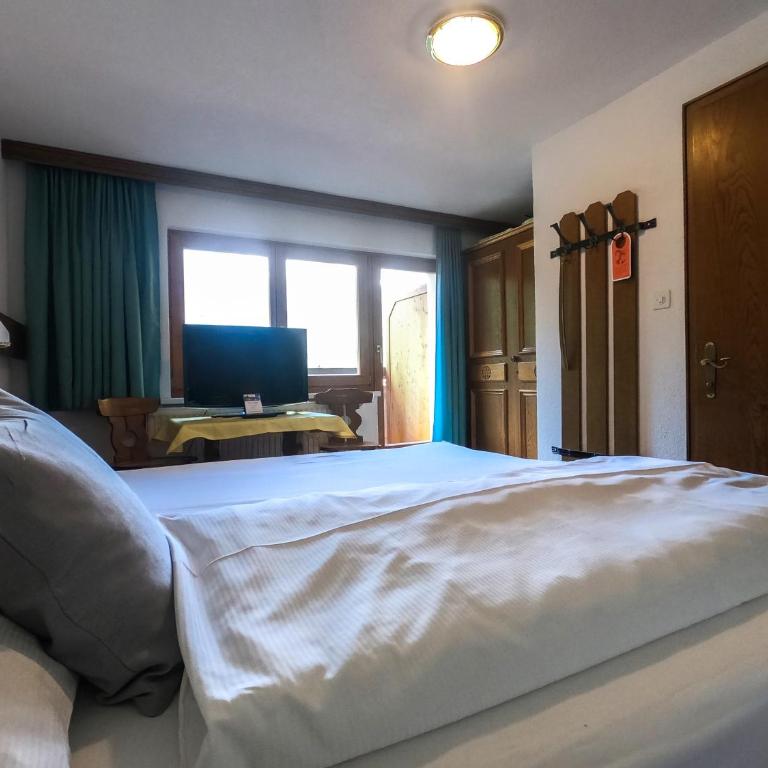 Sonnenhotel Soldanella Sonneck - Zimmer mit Queensize-Bett und Balkon - 2
