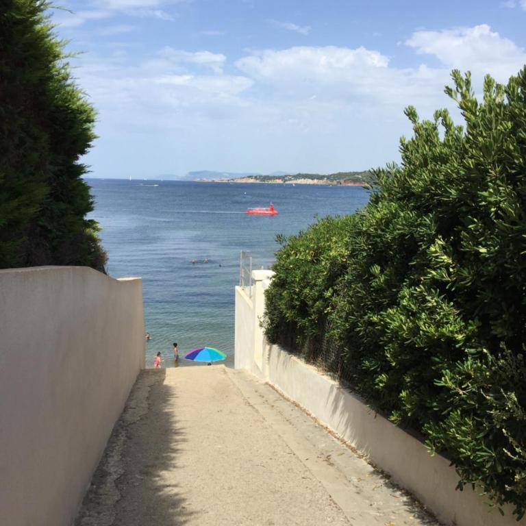T2 de 33 m2 plus terrasse de 20m2 vue sur mer climatisé à 10 secondes chrono à pied de la plage , mer et sentier du littoral Résidence marina cap négre Six-Fours-les-Plages - Apartment mit 1 Schlafzimmer - 8