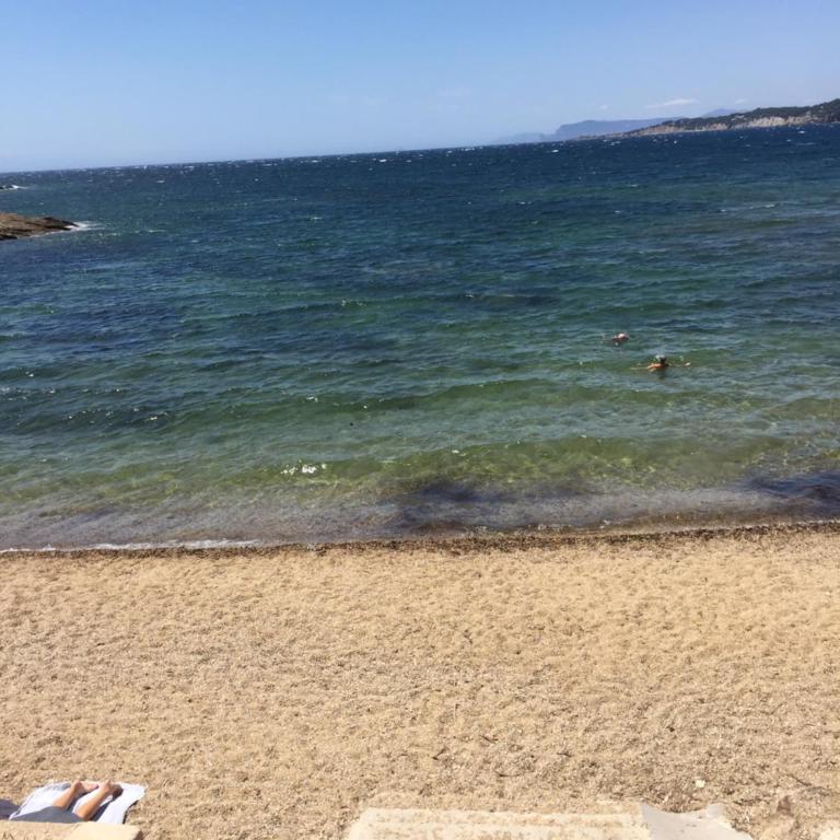 T2 de 33 m2 plus terrasse de 20m2 vue sur mer climatisé à 10 secondes chrono à pied de la plage , mer et sentier du littoral Résidence marina cap négre Six-Fours-les-Plages - Apartment mit 1 Schlafzimmer - 6