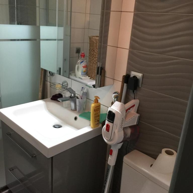 T2 de 33 m2 plus terrasse de 20m2 vue sur mer climatisé à 10 secondes chrono à pied de la plage , mer et sentier du littoral Résidence marina cap négre Six-Fours-les-Plages - Apartment mit 1 Schlafzimmer - 13