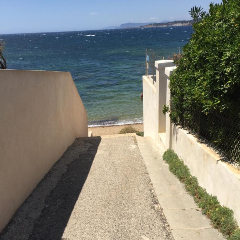 T2 de 33 m2 plus terrasse de 20m2 vue sur mer climatisé à 10 secondes chrono à pied de la plage , mer et sentier du littoral Résidence marina cap négre Six-Fours-les-Plages - Apartment mit 1 Schlafzimmer - 18