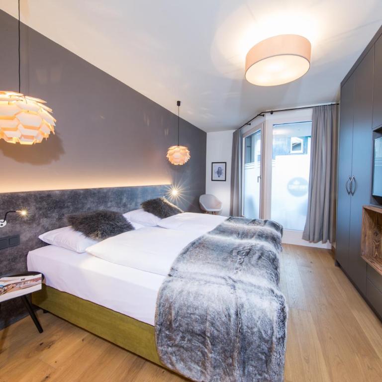 TWO TIMEZ - Boutique Hotel - with AC - Deluxe Suite mit Balkon - 1
