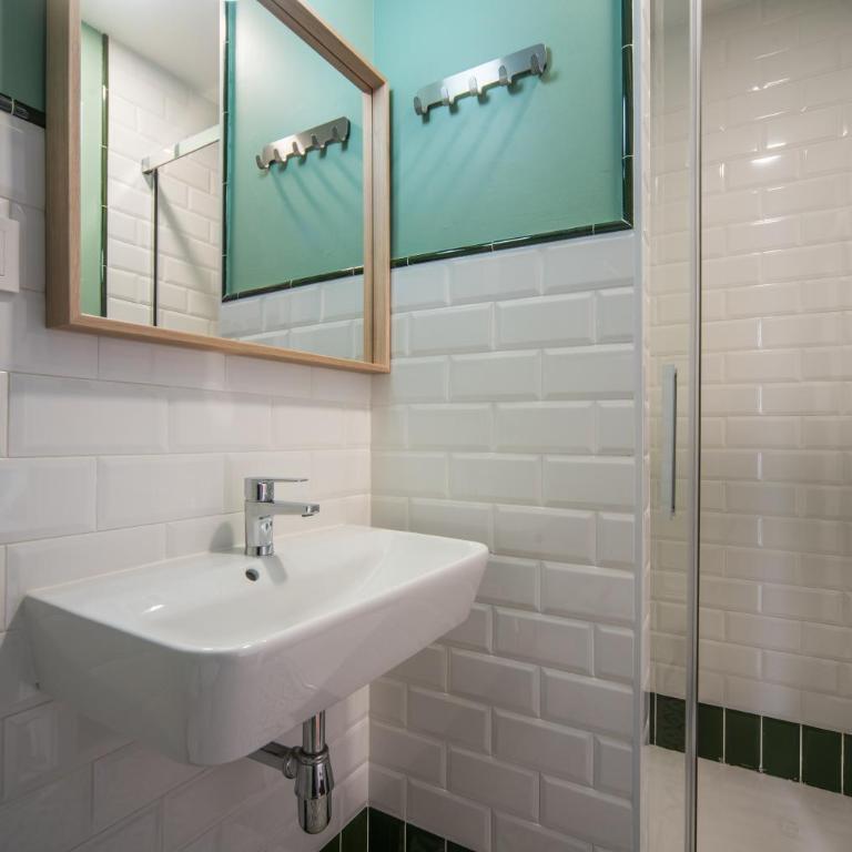Le Petit Palü Sevilla - Habitación con cama grande y balcón - 2