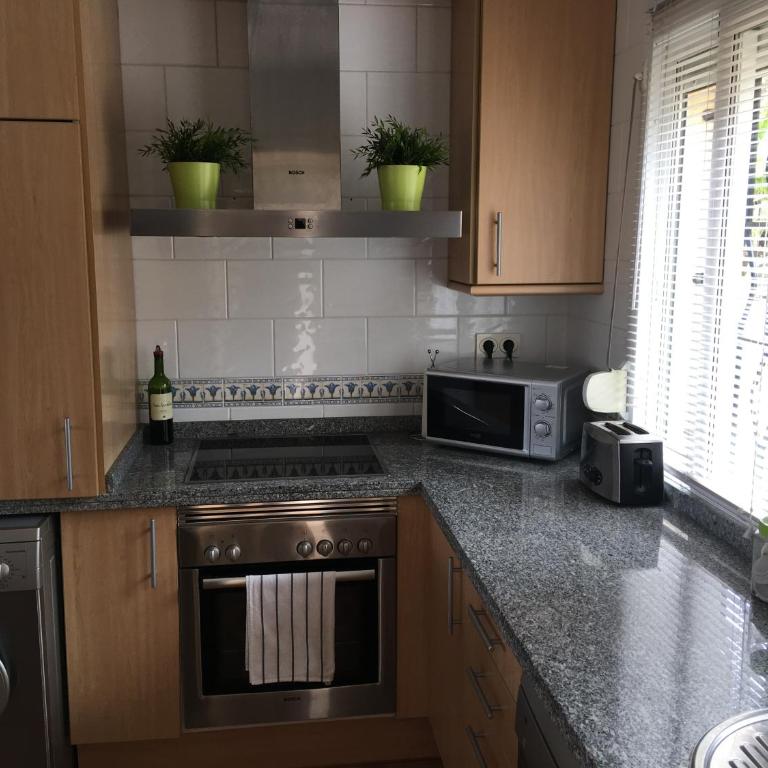 2 Bed Sleeps 4 sea views terrace communal pool - Apartamento - 3