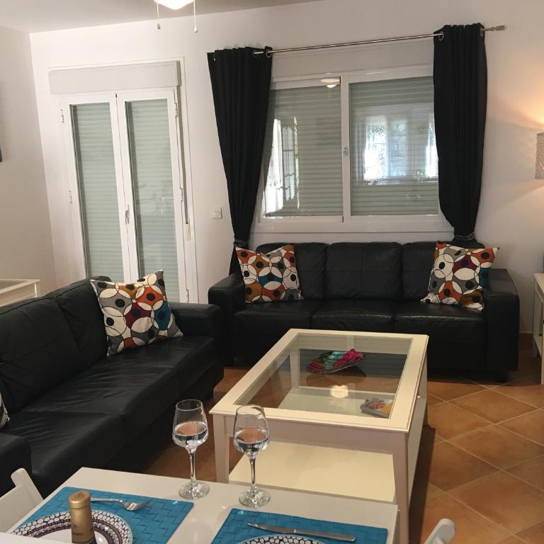 2 Bed Sleeps 4 sea views terrace communal pool - Apartamento - 5