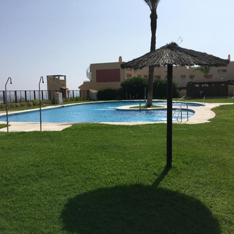 2 Bed Sleeps 4 sea views terrace communal pool - Apartamento - 11