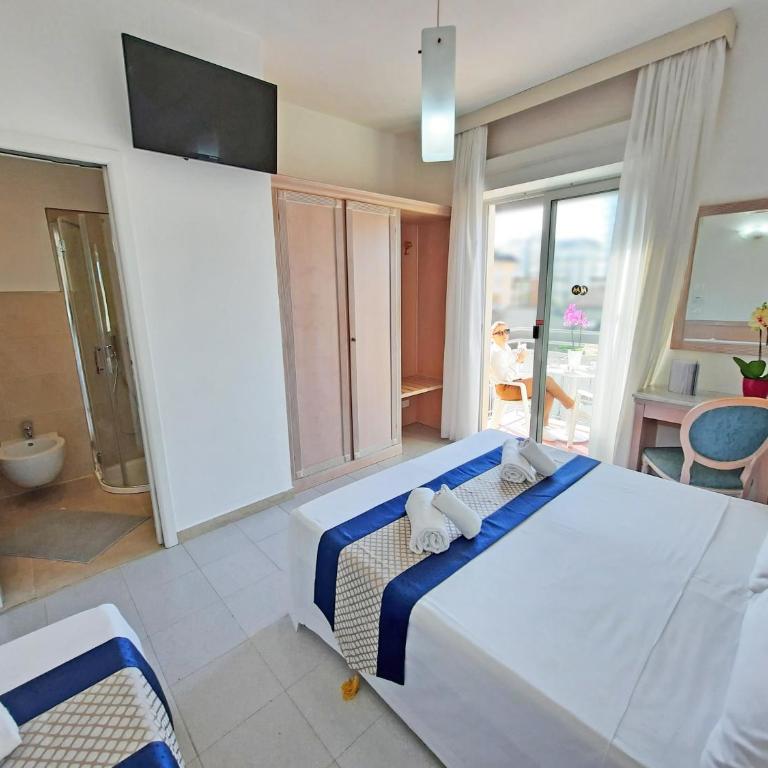 Hotel Margherita - Camera Tripla con Vista Mare Parziale - 1