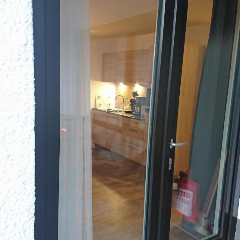 Maurers Schlierseetraum 1 hochwertige Erdgeschosswohnung mit allen Raffinessen erfreut sich auch Urlauber idealerweise für Paar mit Kindern geeignet und Vierbeiner Dank des tollen Zauns auf der Terrasse stylisch und edel von der Ausstattung mit 64 qm - Apartment mit 1 Schlafzimmer - 7