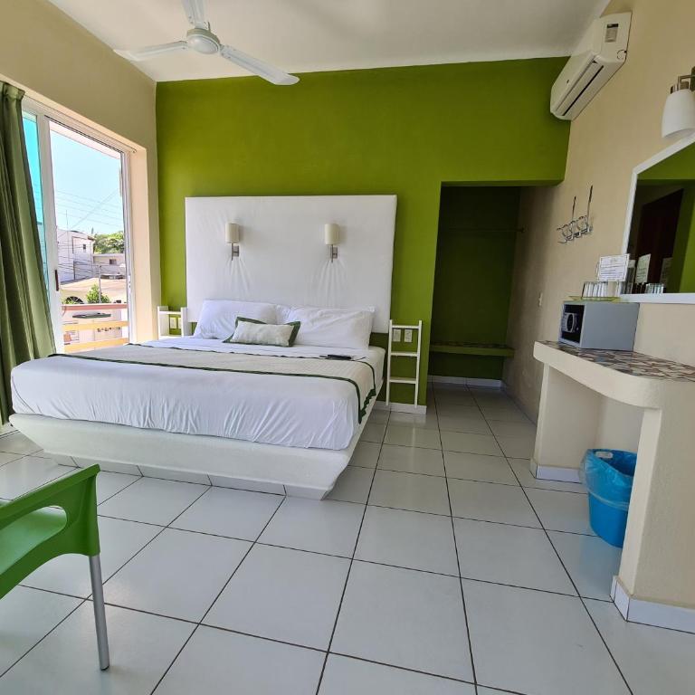 Casa Mia - Habitación con cama extragrande y vistas a la piscina - 1