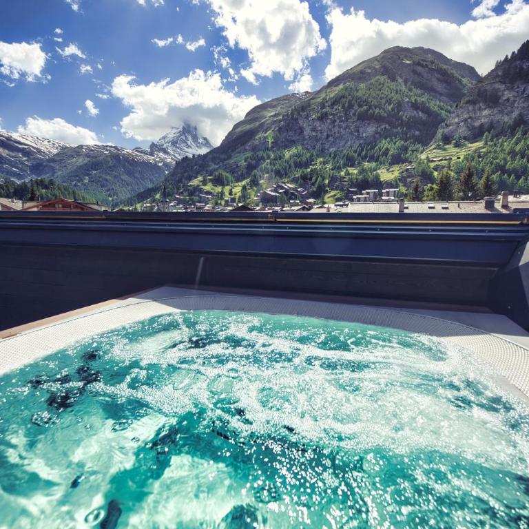 Hotel ZERMAMA Zermatt - Deluxe Suite mit Whirlpool und Blick auf das Matterhorn - 3