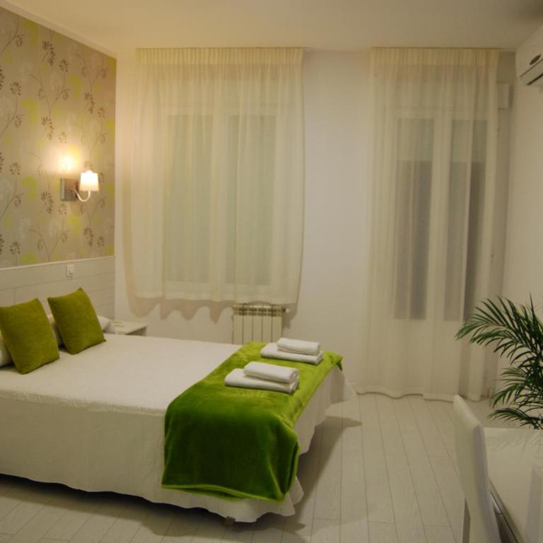 Hostal PETITE MAMAN - Deluxe Double Room with Terrace - 1