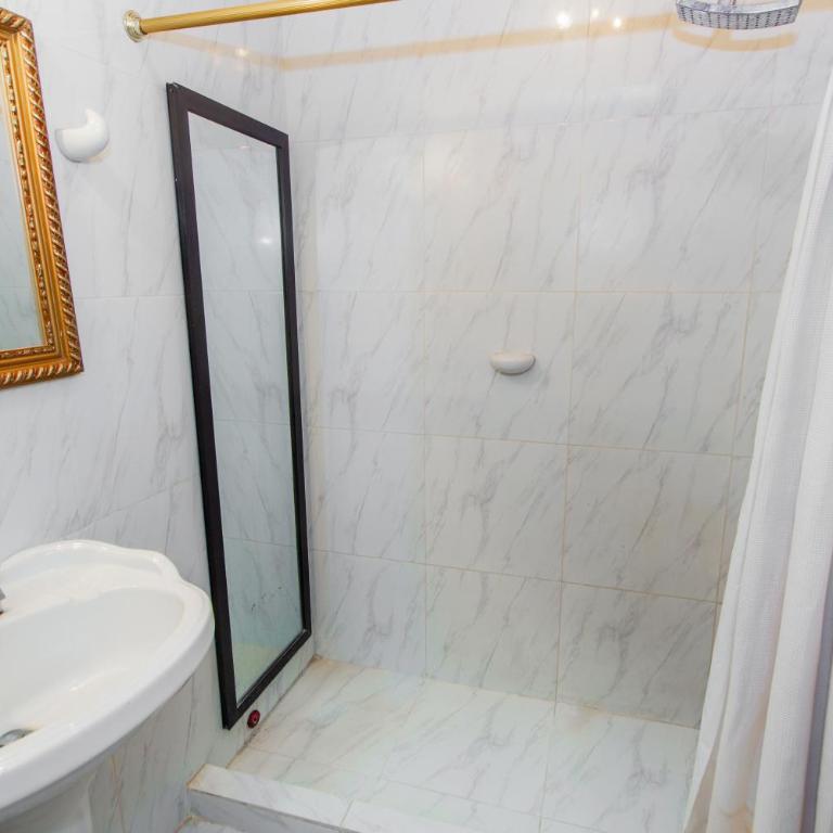 Mauricio Babilonia - Habitación Doble Deluxe con ducha - 2