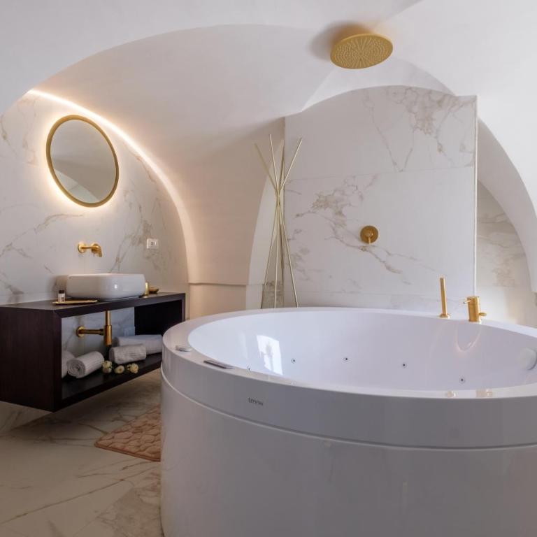 La Bella Ostuni Suites - Camera Queen con Vasca Idromassaggio - 16