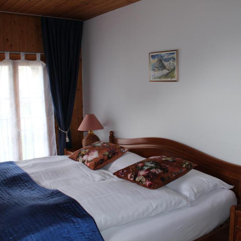 Historic Hotel Steinbock - Doppelzimmer mit Blick auf die Kirche - 4