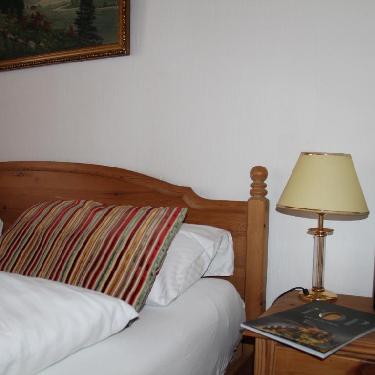 Historic Hotel Steinbock - Doppelzimmer mit Blick auf die Kirche - 6