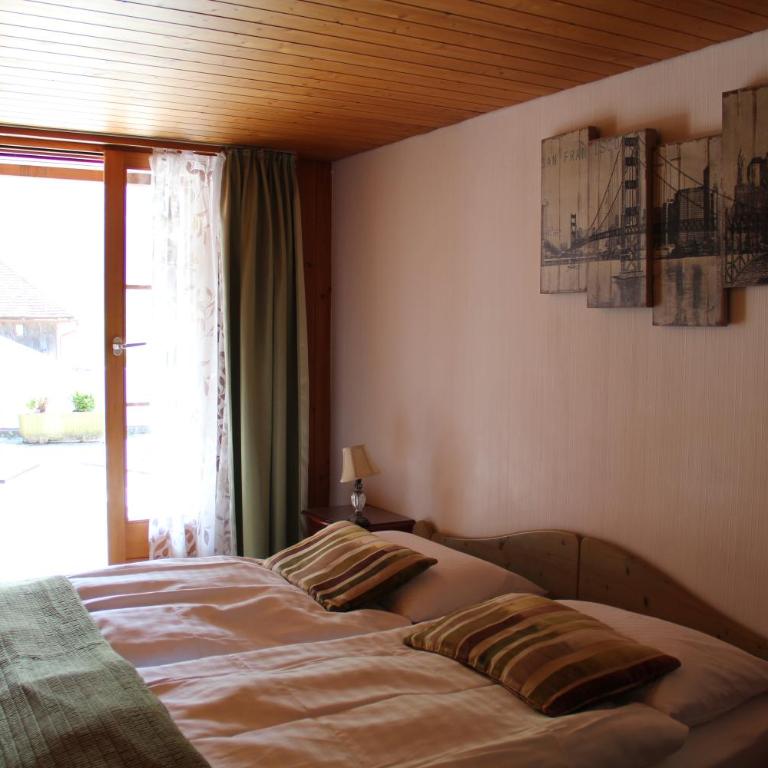 Historic Hotel Steinbock - Doppelzimmer mit Balkon und Ausblick - 2