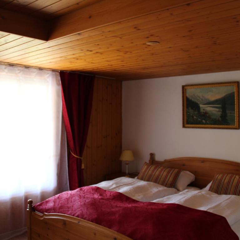 Historic Hotel Steinbock - Doppelzimmer mit Blick auf die Kirche - 5