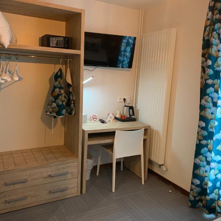Hôtel Lacour - Chambre Quadruple - Vue sur Montagnes - 13
