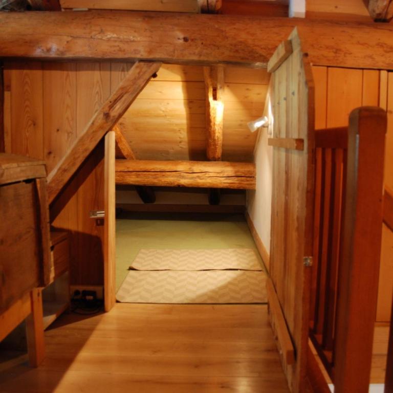 Chalet Tissières - Chambre Double Mansardée avec Plafond Bas et Salle de Bains Commune - 1