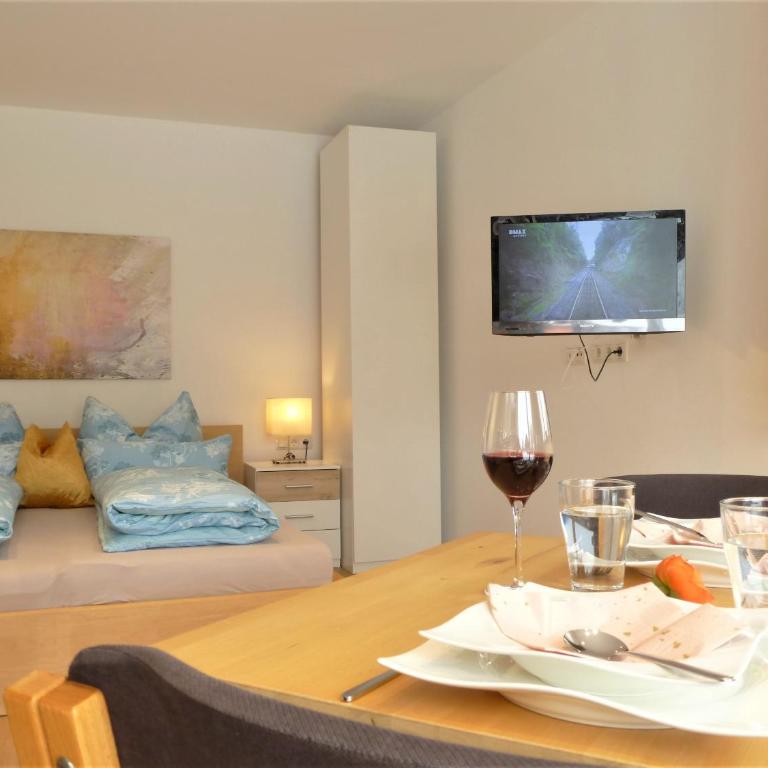 Cozy mountain view apartment with terrace and garden - Apartment mit 1 Schlafzimmer - 3
