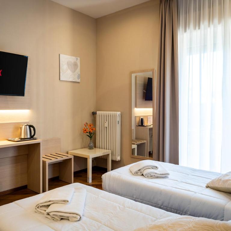 Hotel Victoria - Family Room with Private Bathroom - 2