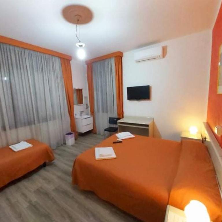 Hotel Arcella - Camera Tripla Basic con Bagno in Comune - 2