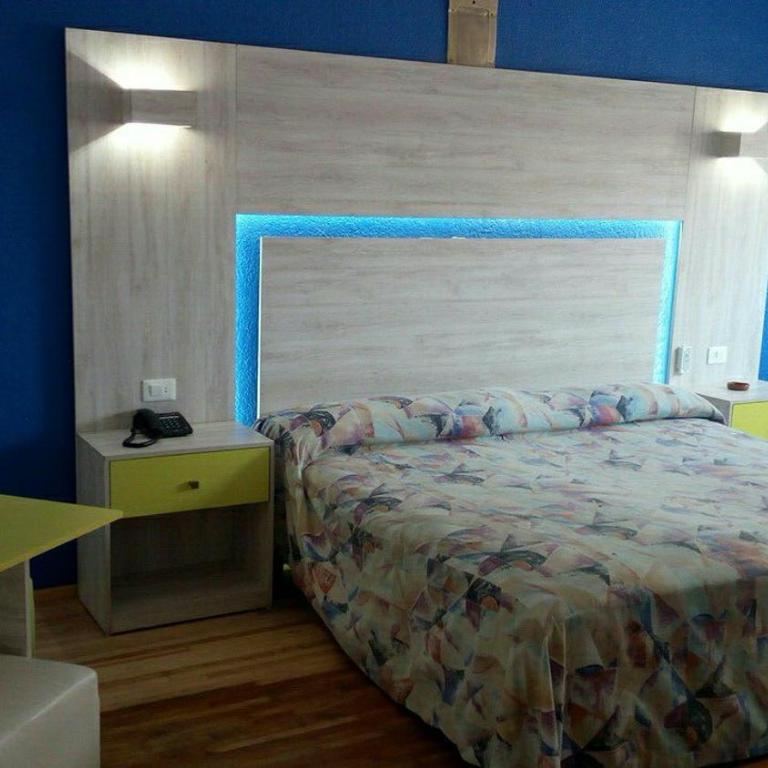 Hotel Gilbert - Habitación Deluxe con cama extragrande - 3