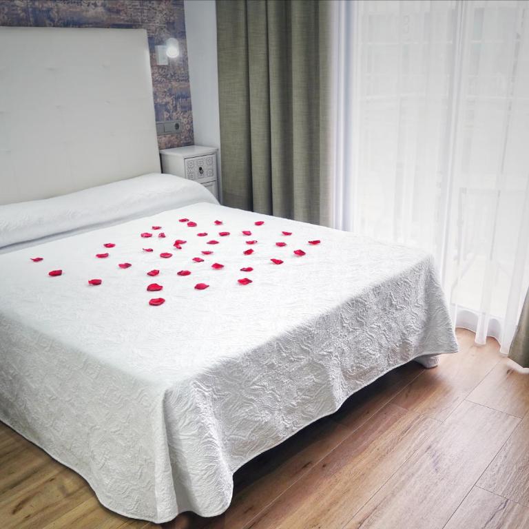 Hotel Castillo Benidorm - Habitación con cama grande y balcón - 1