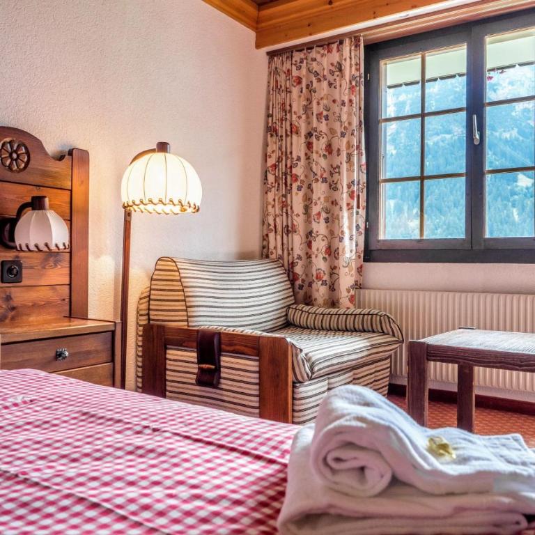 Hotel Gletscherblick Grindelwald - Doppelzimmer mit Balkon und Bergblick - 5