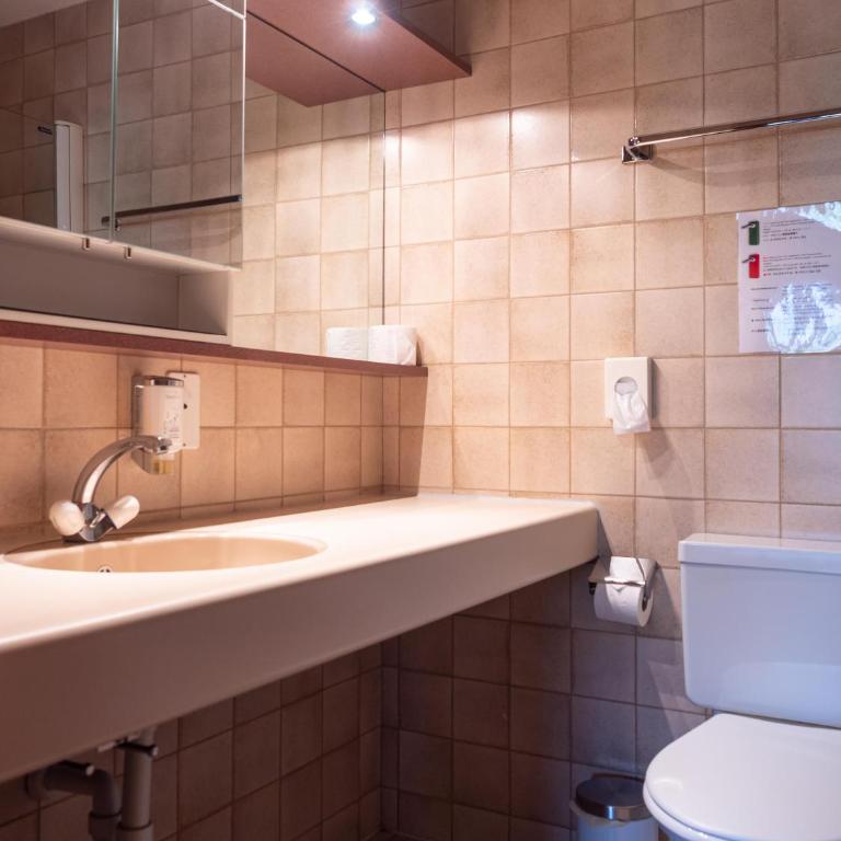 Hotel Gletscherblick Grindelwald - Doppelzimmer mit Balkon und Bergblick - 9