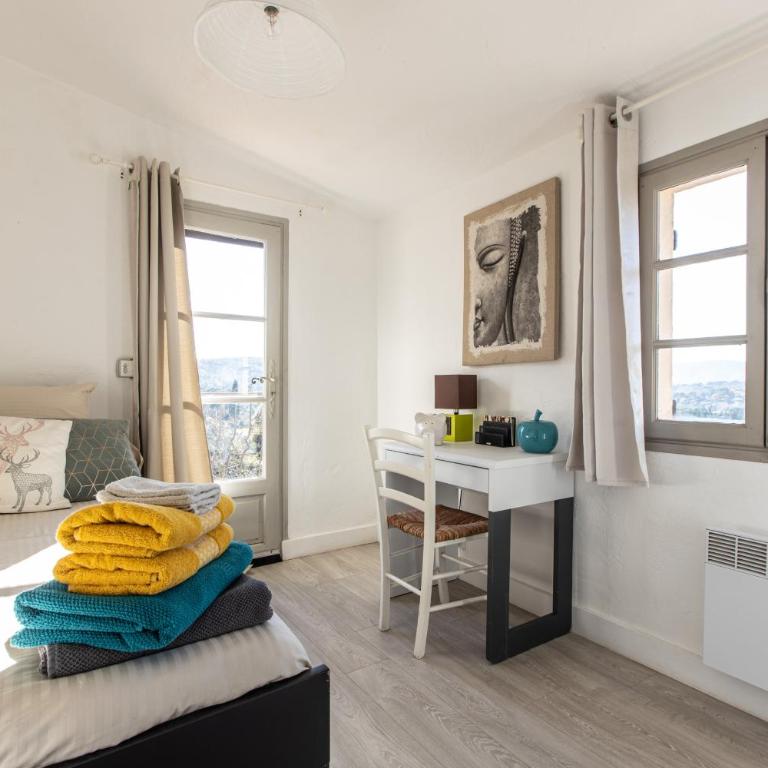 LB Vacation Rentals I Charming Little Bucolic House 5-Min From City - Maison 2 Chambres - 30