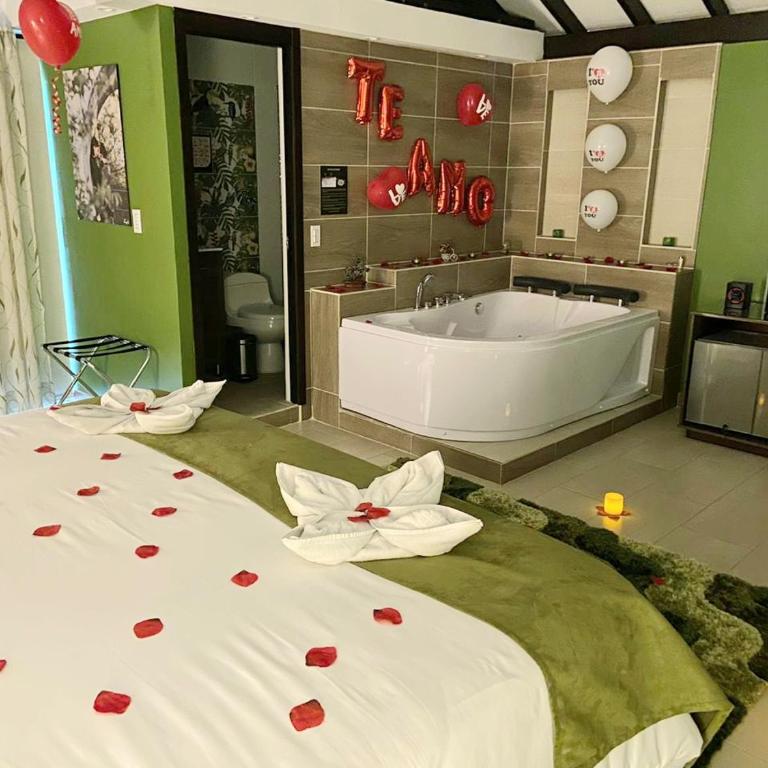 Hotel Jade Spa - Habitación con cama extragrande y balcón - 10
