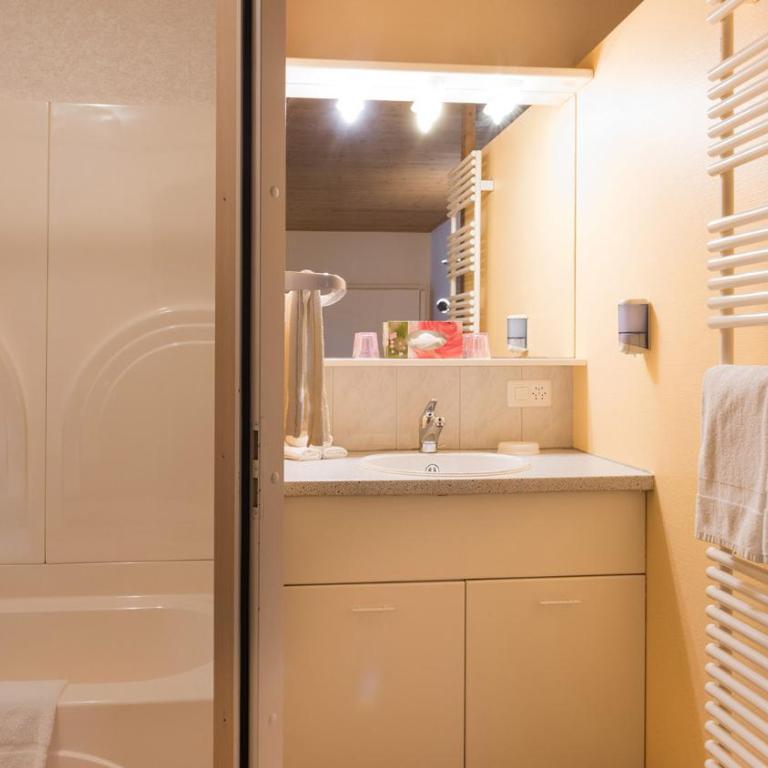 Swiss Inn & Apartments - Economy Two Bedroom Bungalow - 4