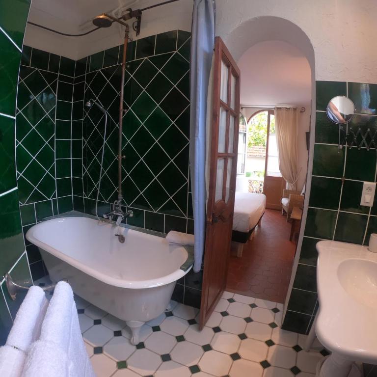La Villa Roseraie , Hôtel Familial OUVERT TOUTE L'ANNEE - Chambre Double ou Lits Jumeaux - 1