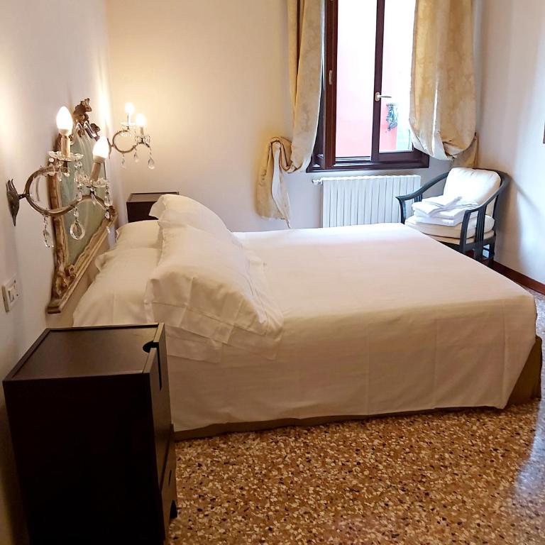 A PRIVATE TERRACE IN THE HEART OF VENICE - Two-Bedroom Apartment - 13