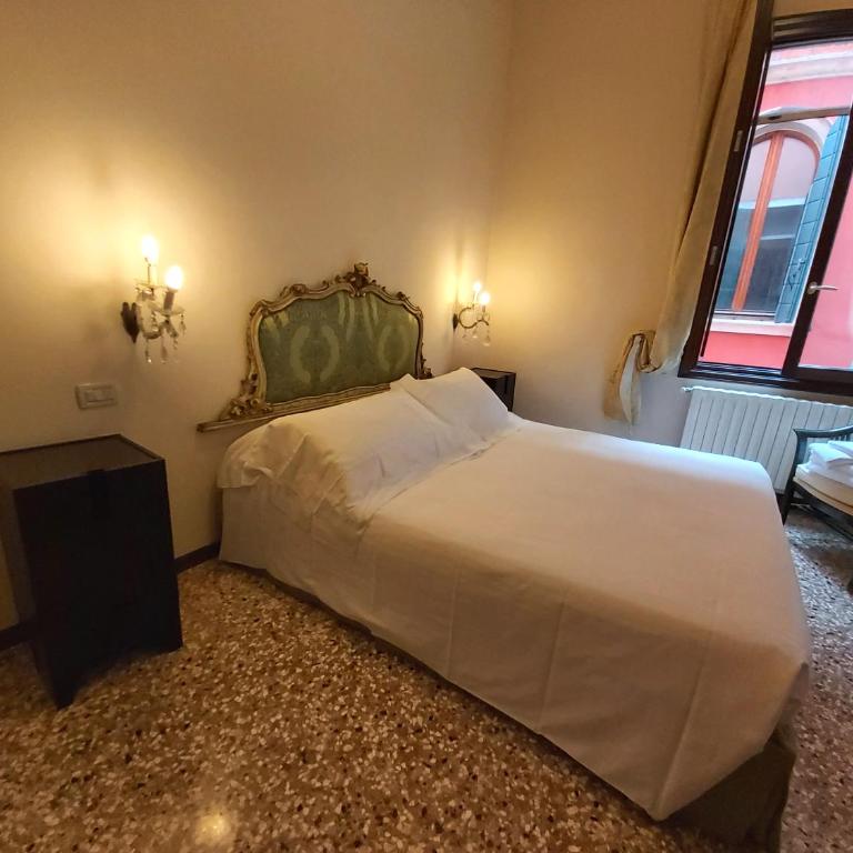 A PRIVATE TERRACE IN THE HEART OF VENICE - Two-Bedroom Apartment - 12