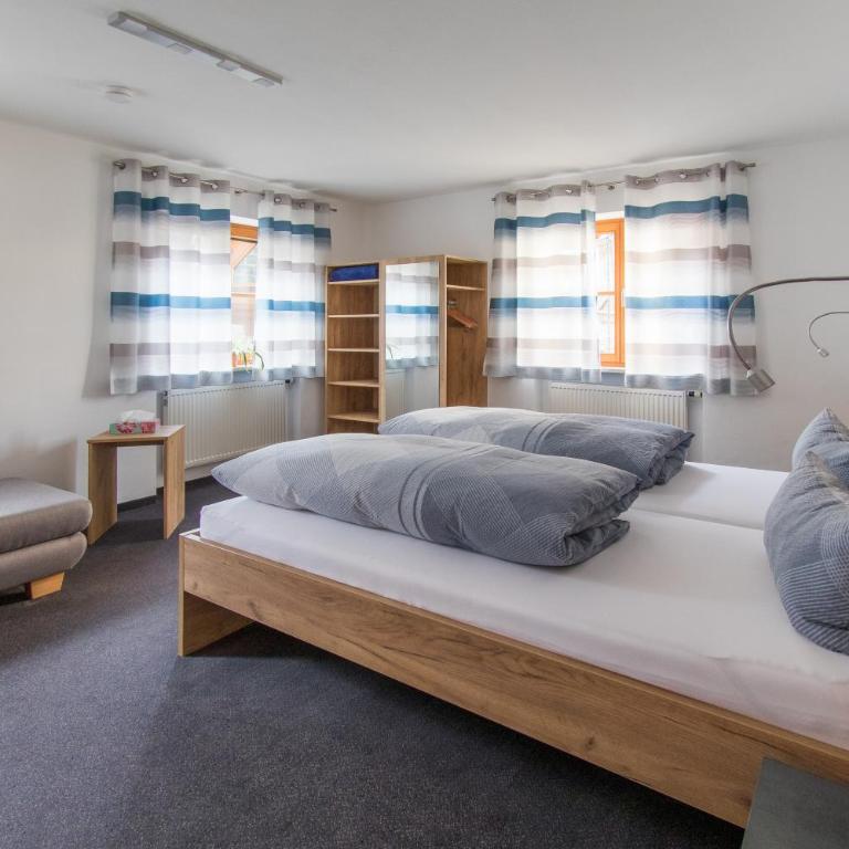Gästehaus Sonner - Großes Doppel- oder Zweibettzimmer mit Terrasse - 2