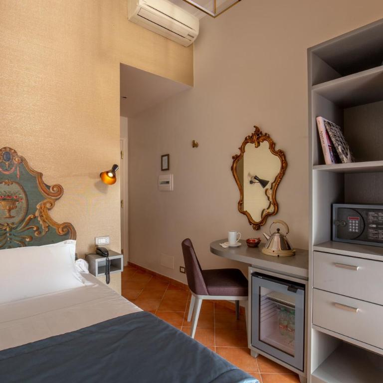 Hotel Mozart - Camera Singola - Via dei Greci 23 - 7