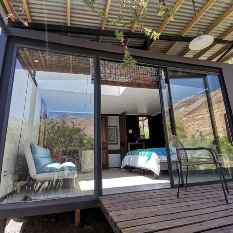 Reset Elqui - Habitación con cama extragrande y vistas a la montaña - 8