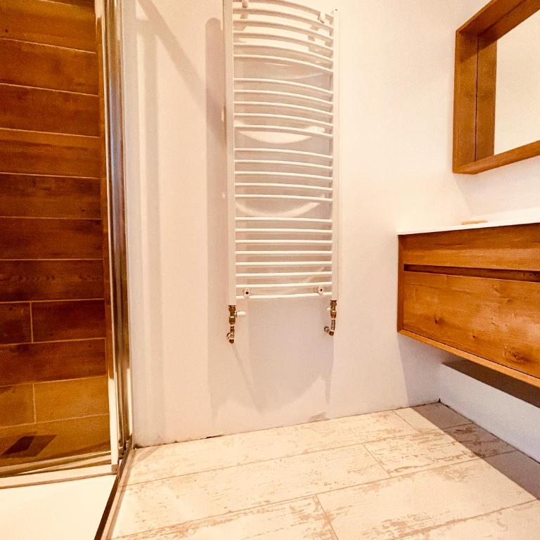 Chalet Alpe d'Huez 1850-Sea and Mountain Pleasure Avec 2 appartements- 1 Appartement 3 Chambres 8 Couchages - 3 Salles d'eau et 1 Appartement 5 Chambres 12 Couchages 5 Salles d'eau - Jacuzzi et Sauna -Pieds des Pistes et Centre - Appartement - Rez-de-Chaussée - 5