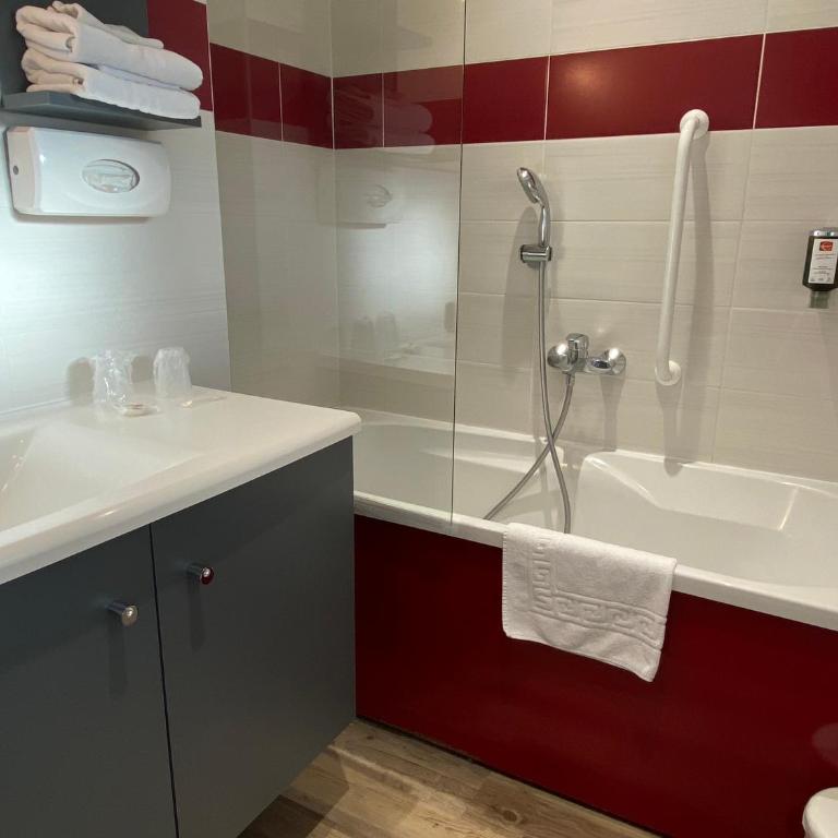 Contact hôtel - Hôtel Les Bleuets & SPA - Chambre Double Confort - 11