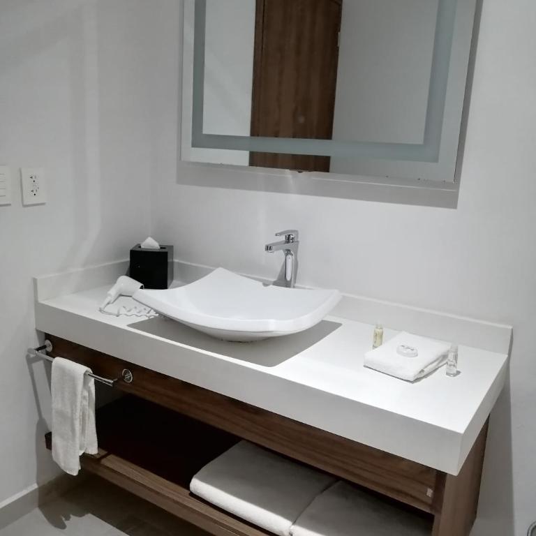 Wyndham Puebla Angelopolis - Suite con 2 camas grandes - No fumadores - 5