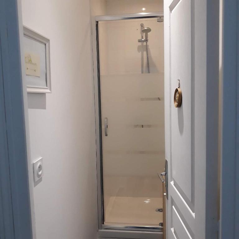 PARIS AUTHENTIC HOUSE Métro Line 14 Station Hôpital Bicêtre, RER B Gentilly - Appartement - Vue sur Jardin - 8